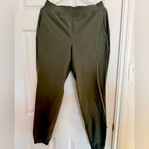 Women’s size 8 Adapted State joggers in sage